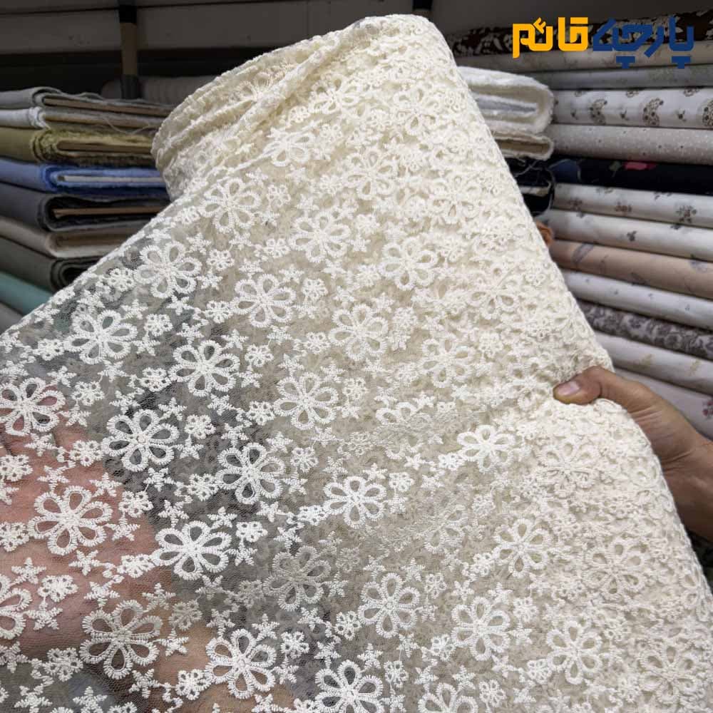 پارچه مجلسی تورکتان طرح گل زمینه تور رنگ کرم طبیعی کد8144