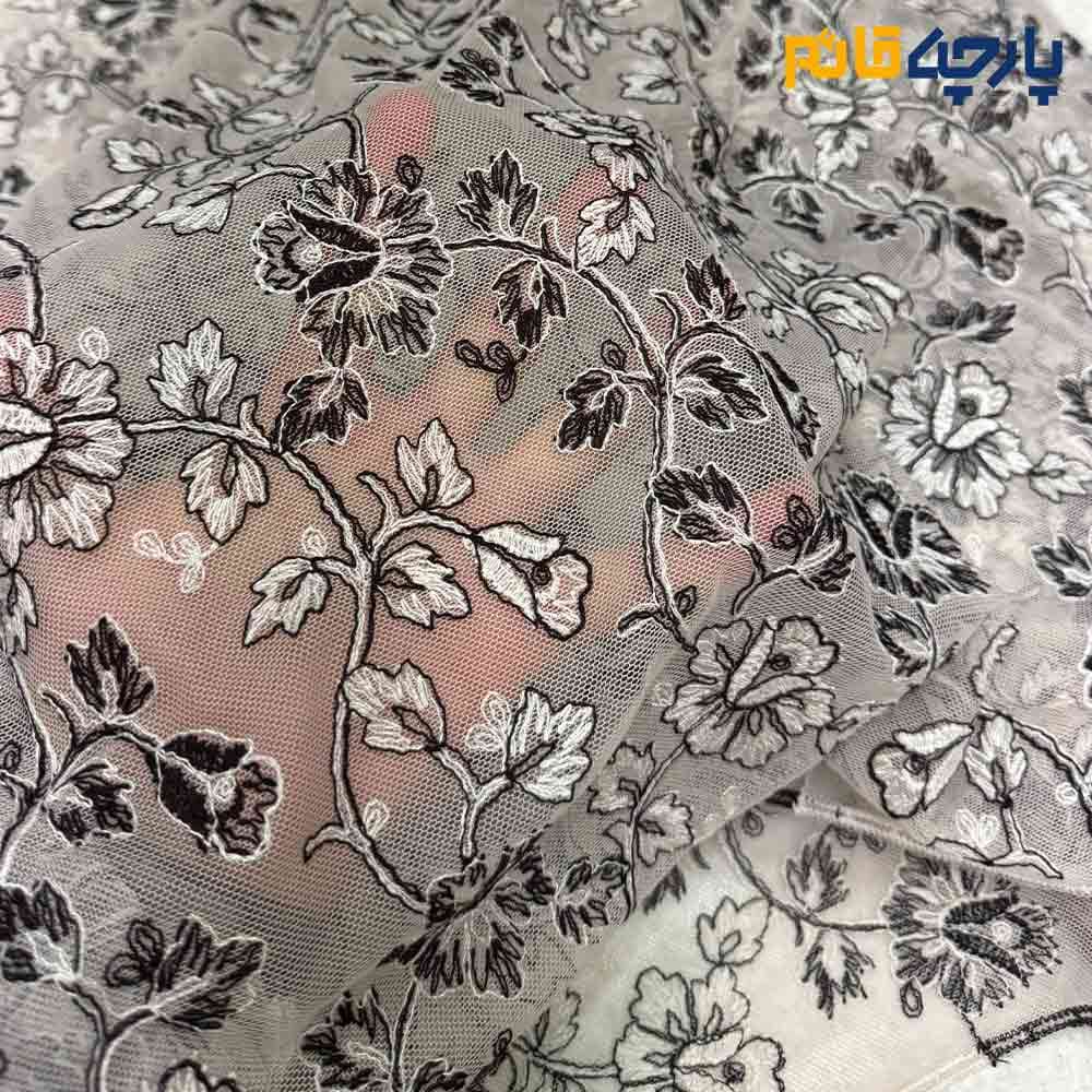 پارچه مجلسی دانتل ایتالیایی زمینه روشن گل سفید و مشکی عرض ۱۴۰ کد8101 — تصویر ۳