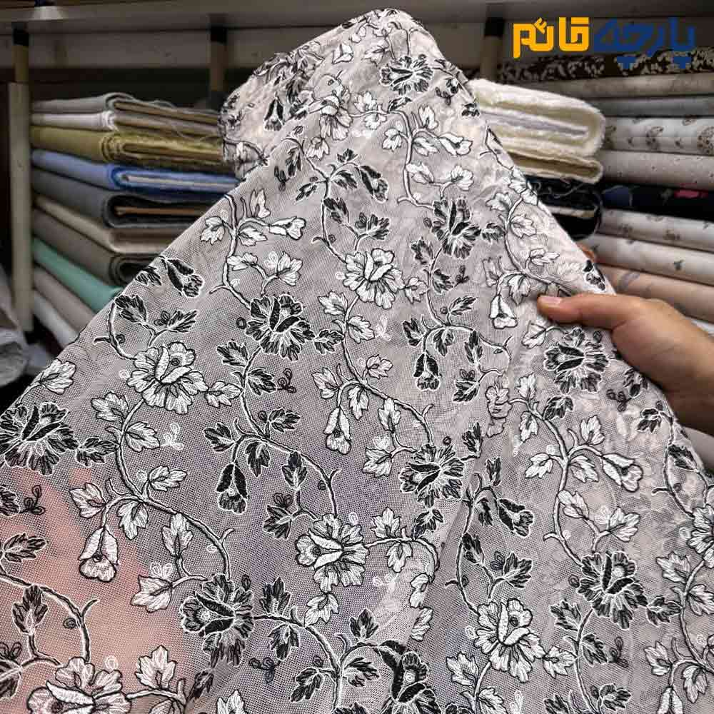پارچه مجلسی دانتل ایتالیایی زمینه روشن گل سفید و مشکی عرض ۱۴۰ کد8101 — تصویر ۲