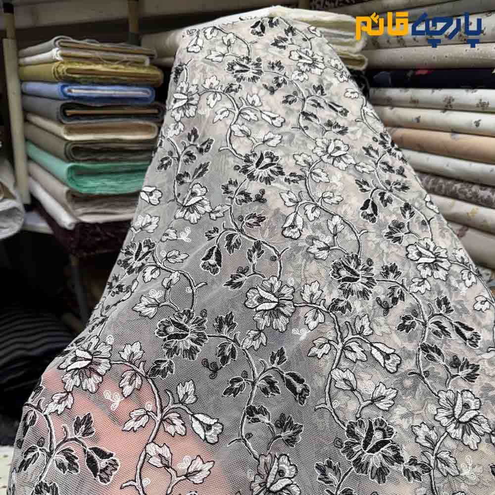 پارچه مجلسی دانتل ایتالیایی زمینه روشن گل سفید و مشکی عرض ۱۴۰ کد8101