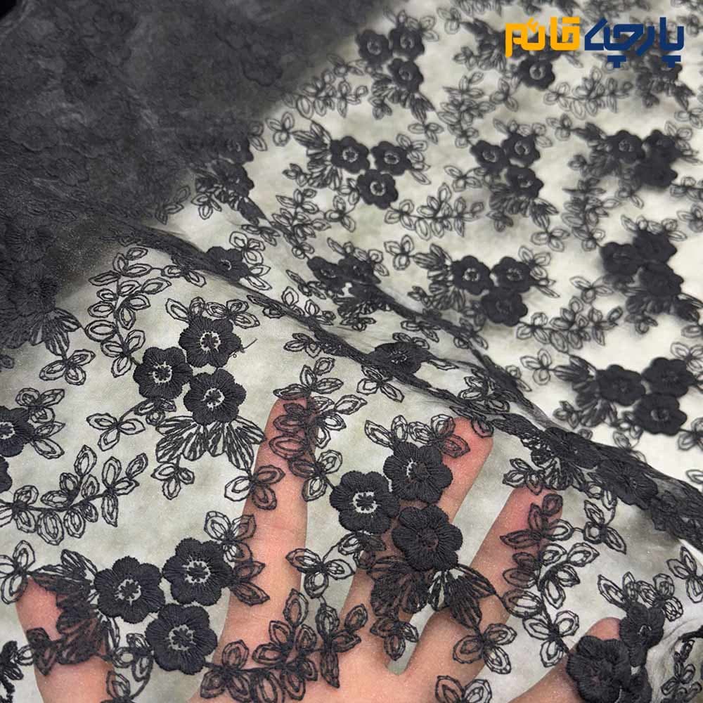 پارچه مجلسی تورکتان ایتالیایی طرح گل متوسط حاشیه دار رنگ مشکی دودی کد7960 — تصویر ۲