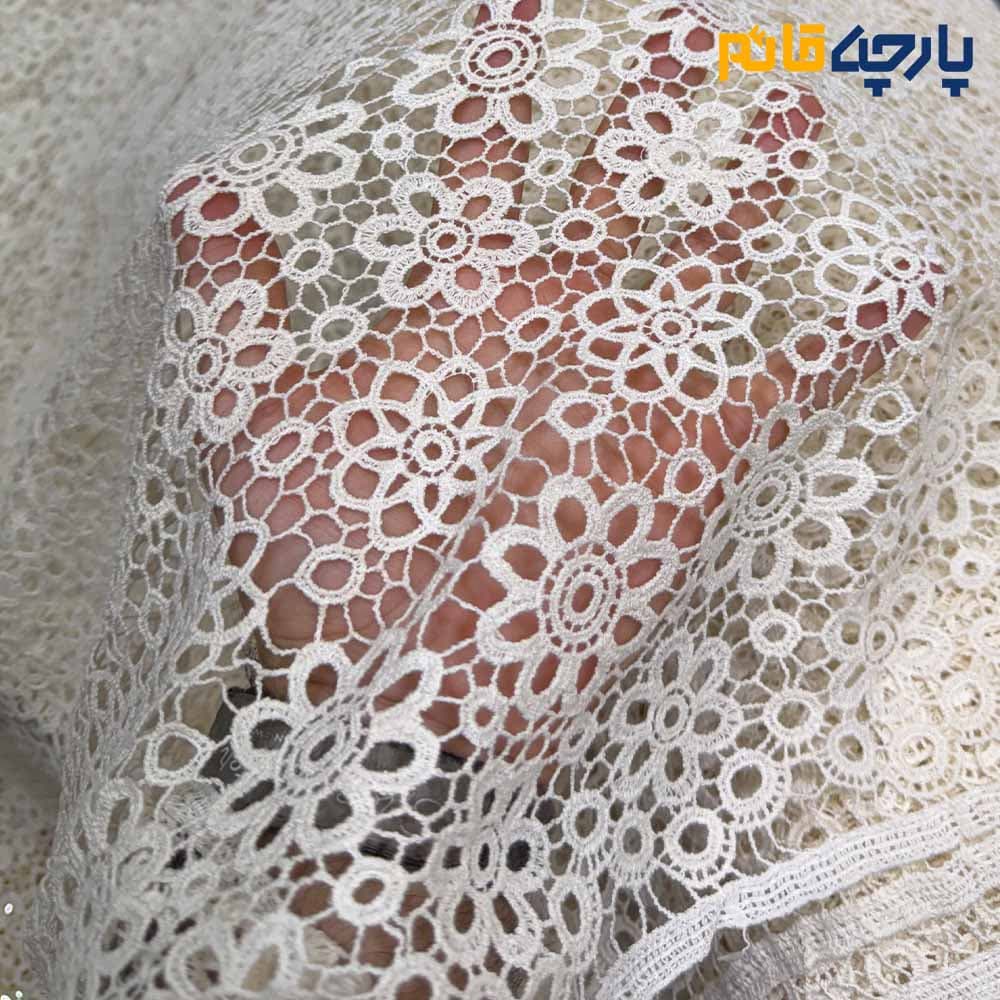 پارچه مجلسی تورکتان کره طرح گل خوشه رنگ کرم طبیعی(نچرال) کد7902 — تصویر ۳