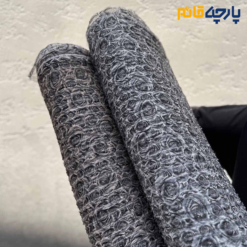 پارچه مجلسی تورکتان ایتالیایی طرح۳ بعدی گل رز رنگ طوسی نقره ای کد7879 — تصویر ۲