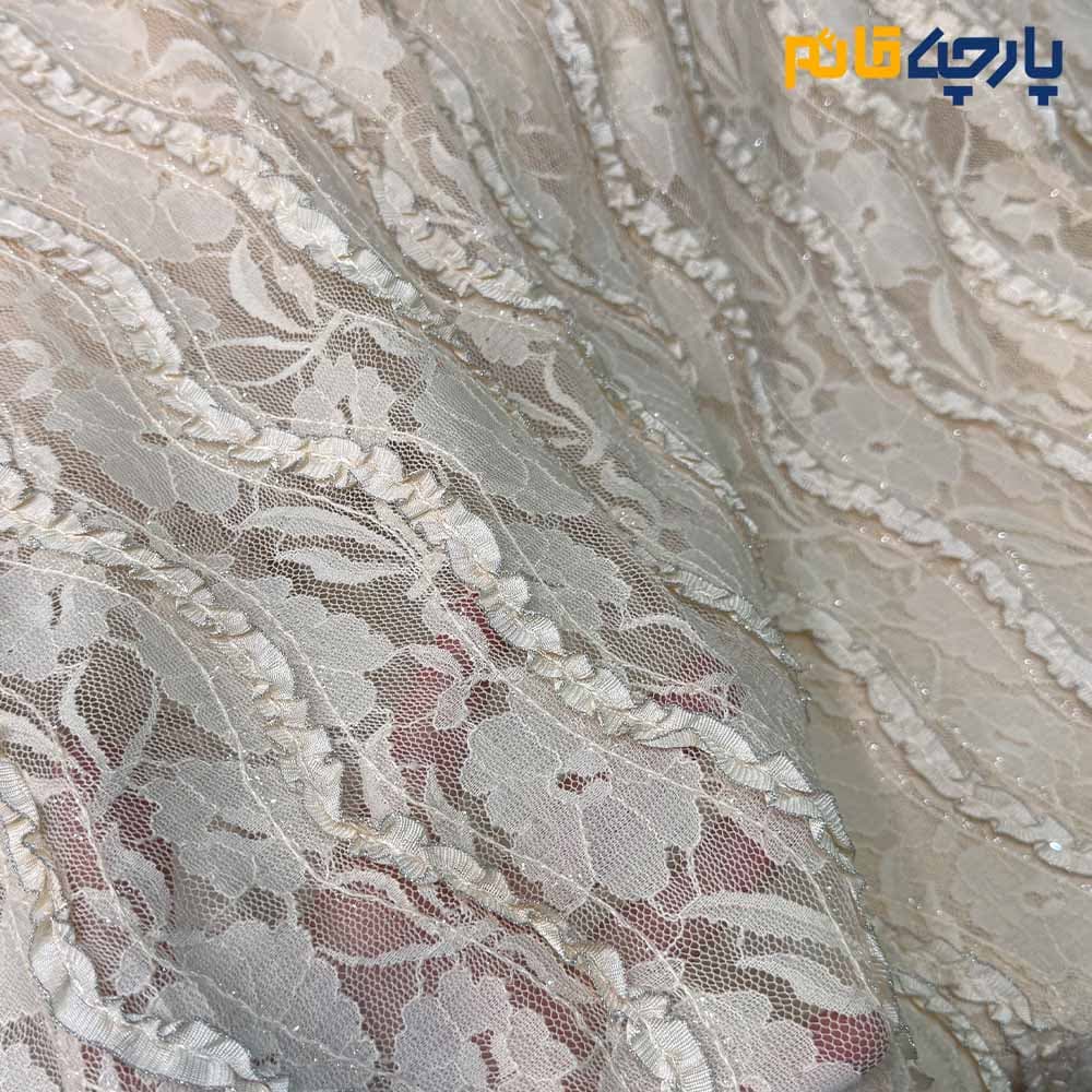 پارچه مجلسی تور کتان ایتالیایی رنگ کرم روشن طرح برجسته خطی لمه دوزی کد7830 — تصویر ۲