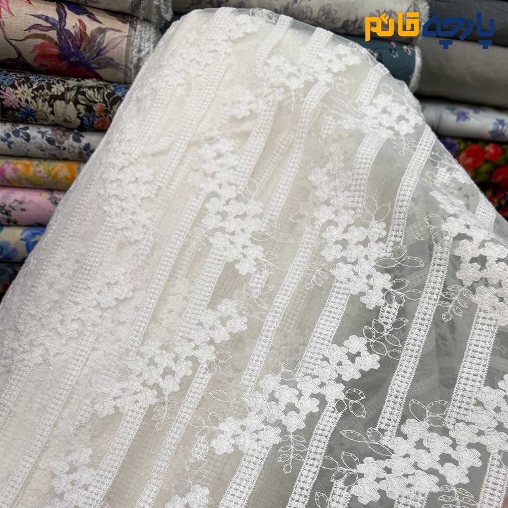 پارچه مجلسی تورکتان ایتالیایی طرح گل و شاخه رنگ سفید آفوایت کد۷۵۷۱