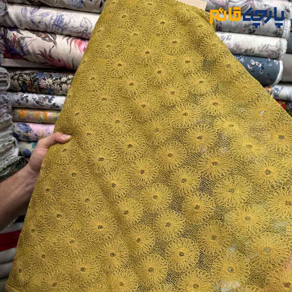 پارچه مجلسی تورکتان ایتالیایی طرح کل ریز و خط رنگ خردلی متوسط کد۷۵۲۲