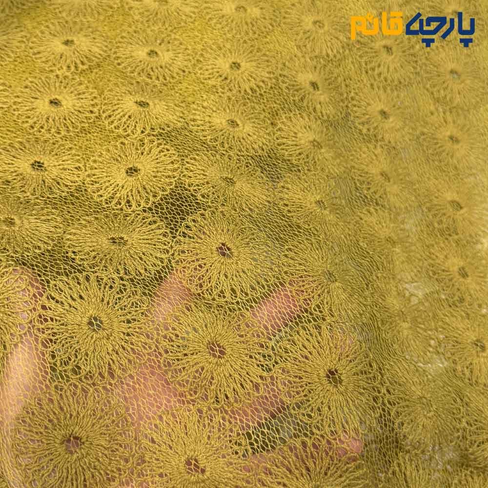 پارچه مجلسی تورکتان ایتالیایی طرح کل ریز و خط رنگ خردلی متوسط کد۷۵۲۲ — تصویر ۲