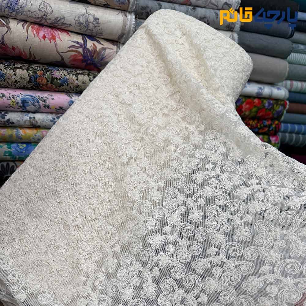 پارچه مجلسی تور کتان کره ای طرح خاص گل ومنحنی رنگ کرم طبیعی (نچرال) کد۷۴۷۳