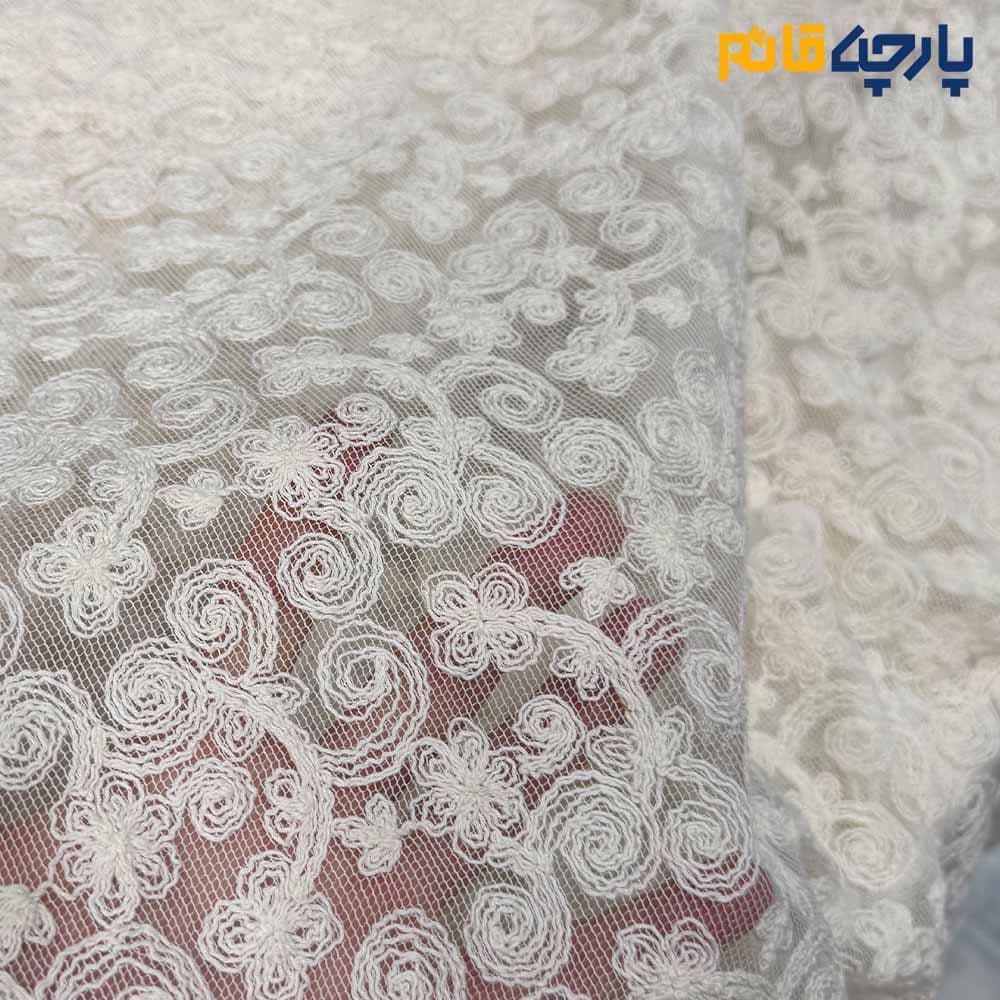 پارچه مجلسی تور کتان کره ای طرح خاص گل ومنحنی رنگ کرم طبیعی (نچرال) کد۷۴۷۳ — تصویر ۲
