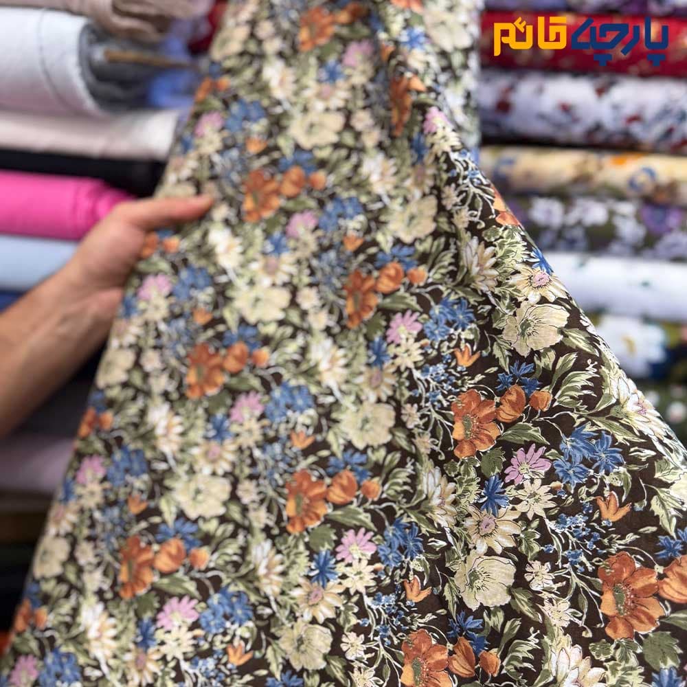 پارچه بهاره و تابستانه وال طرحدار کره ای گل ریز زمینه قهوه ای سوخته کد۷۲۴۱
