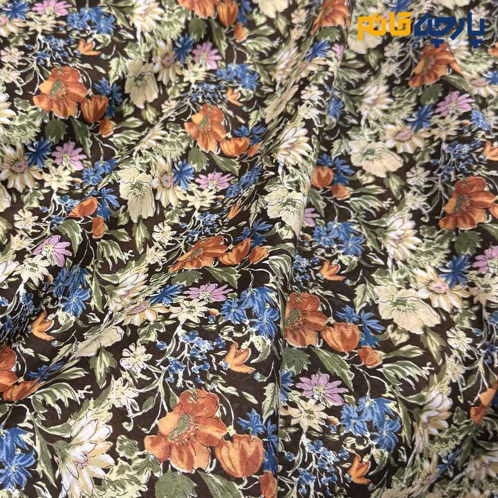پارچه بهاره و تابستانه وال طرحدار کره ای گل ریز زمینه قهوه ای سوخته کد۷۲۴۱ — تصویر ۲