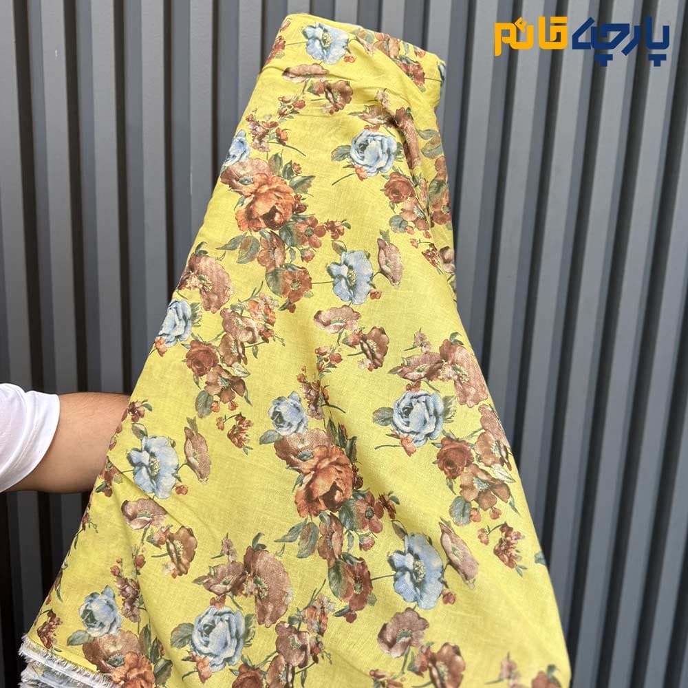 پارچه بهاره و تابستانه وال طرحدارکره ای زمینه خردلی روشن گل کرم نسکافه ای و آبی کد۷۲۱۰