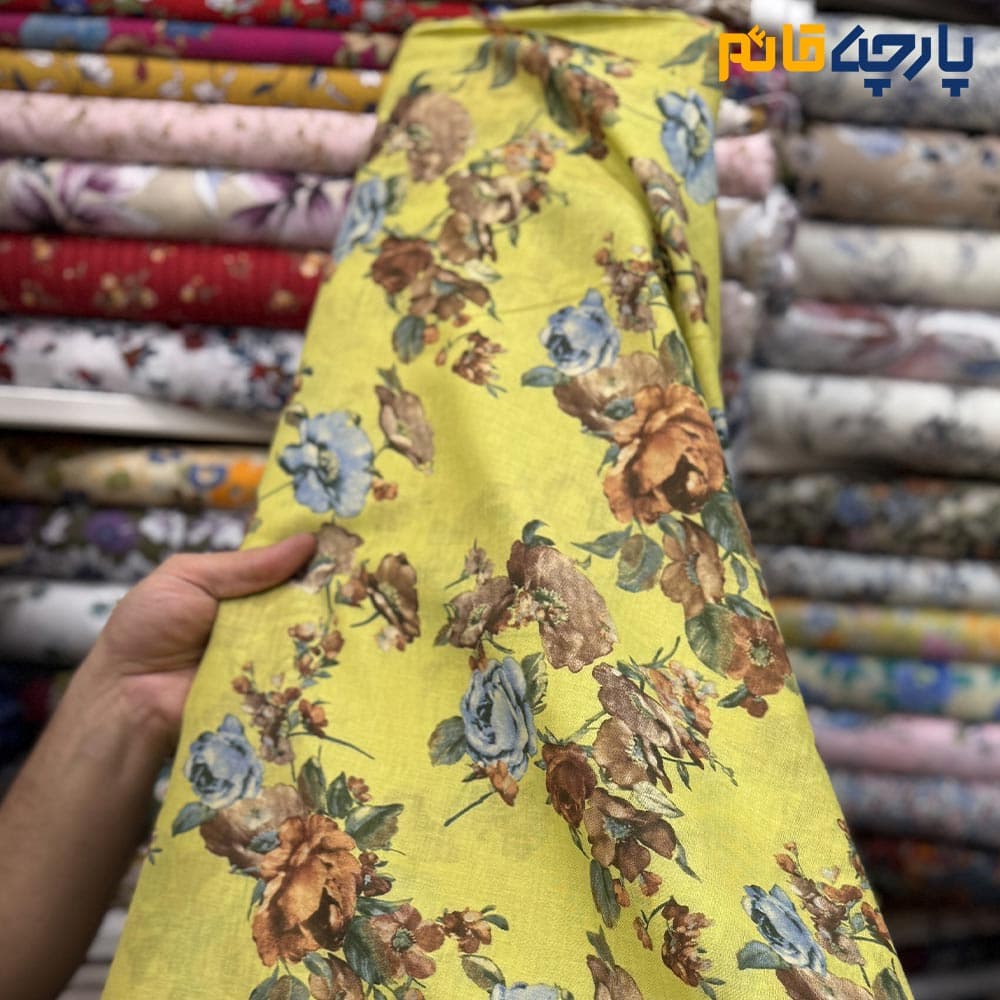 پارچه بهاره و تابستانه وال طرحدارکره ای زمینه خردلی روشن گل کرم نسکافه ای و آبی کد۷۲۱۰ — تصویر ۲