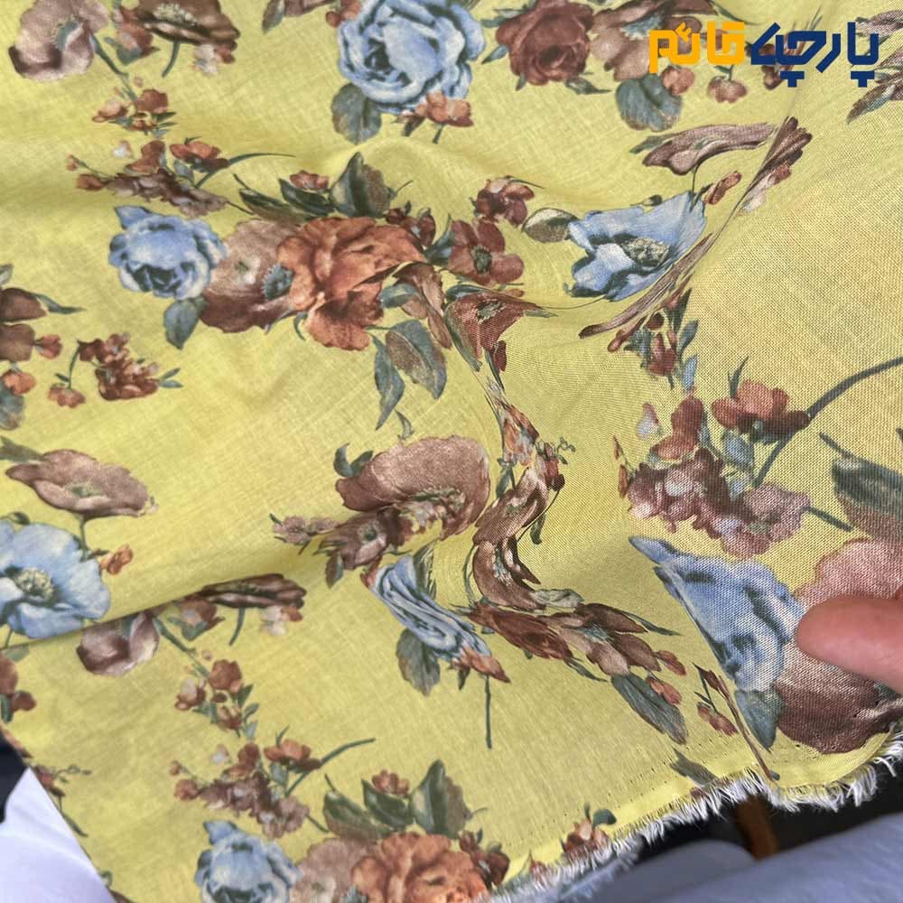 پارچه بهاره و تابستانه وال طرحدارکره ای زمینه خردلی روشن گل کرم نسکافه ای و آبی کد۷۲۱۰ — تصویر ۳
