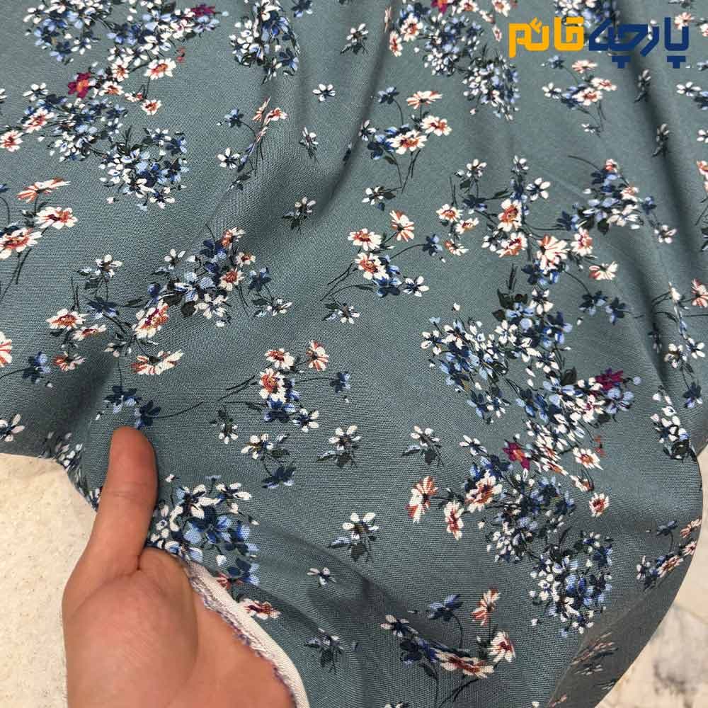 پارچه بهاره تابستانه لینن طرحدار ایتالیایی زمینه طوسی سبز روشن گل ریز کد۷۱۴۹ — تصویر ۲