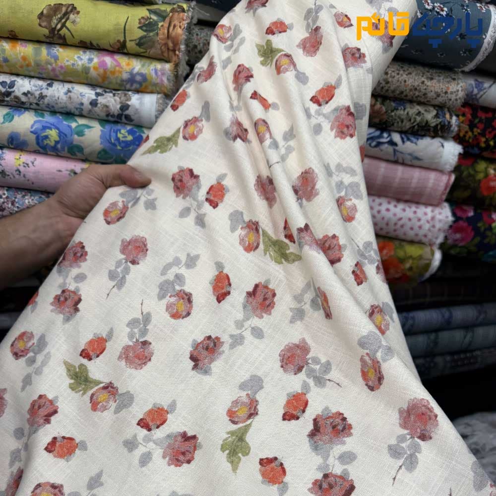 پارچه بهاره تابستانه لینن طرحدار ایتالیایی زمینه شیری کرم گل قرمز خوشرنگ کد ۷۰۶۵