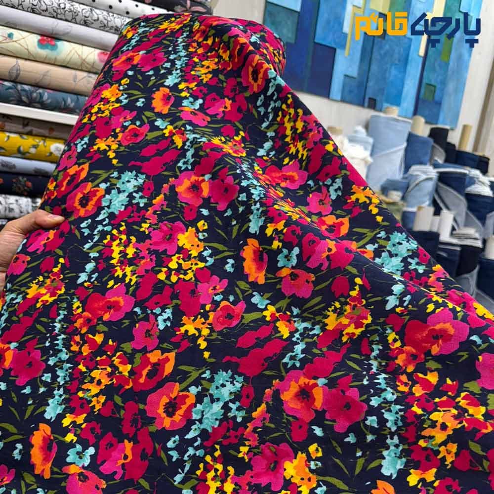 پارچه بهاره و تابستانه لینن طرحدار کره ای زمینه سرمه ای گل رنگی شاد کد ۶۹۵۷