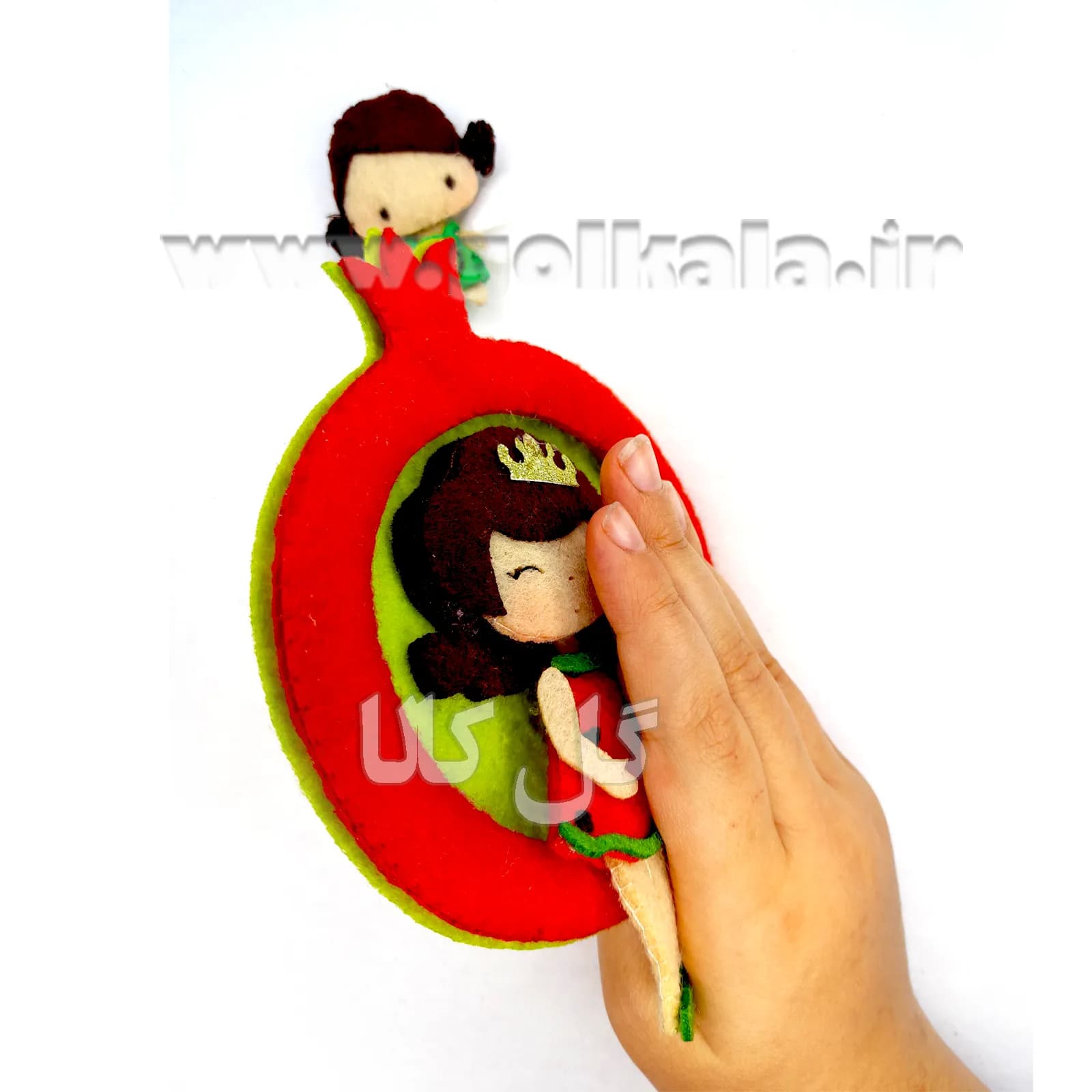 عروسک یلدایی شاهدخت اناری نمدی ۱۵ سانتی – هدیه خاص شب یلدا — تصویر ۳