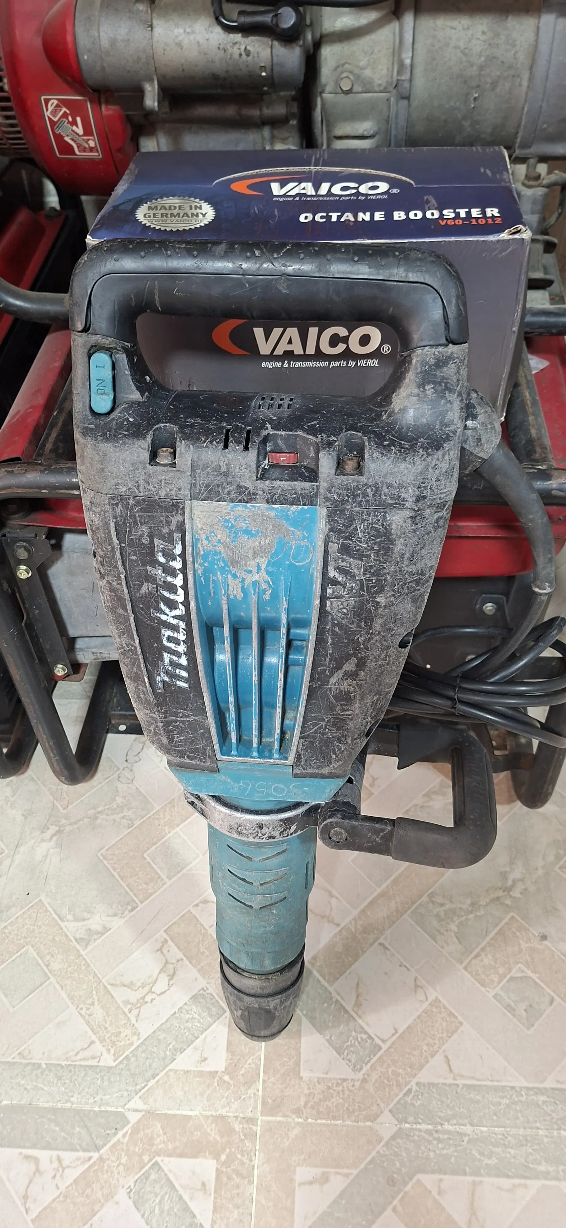 چکش تخریب ماکیتا ۱۳ کیلویی HM1214C کارکرده