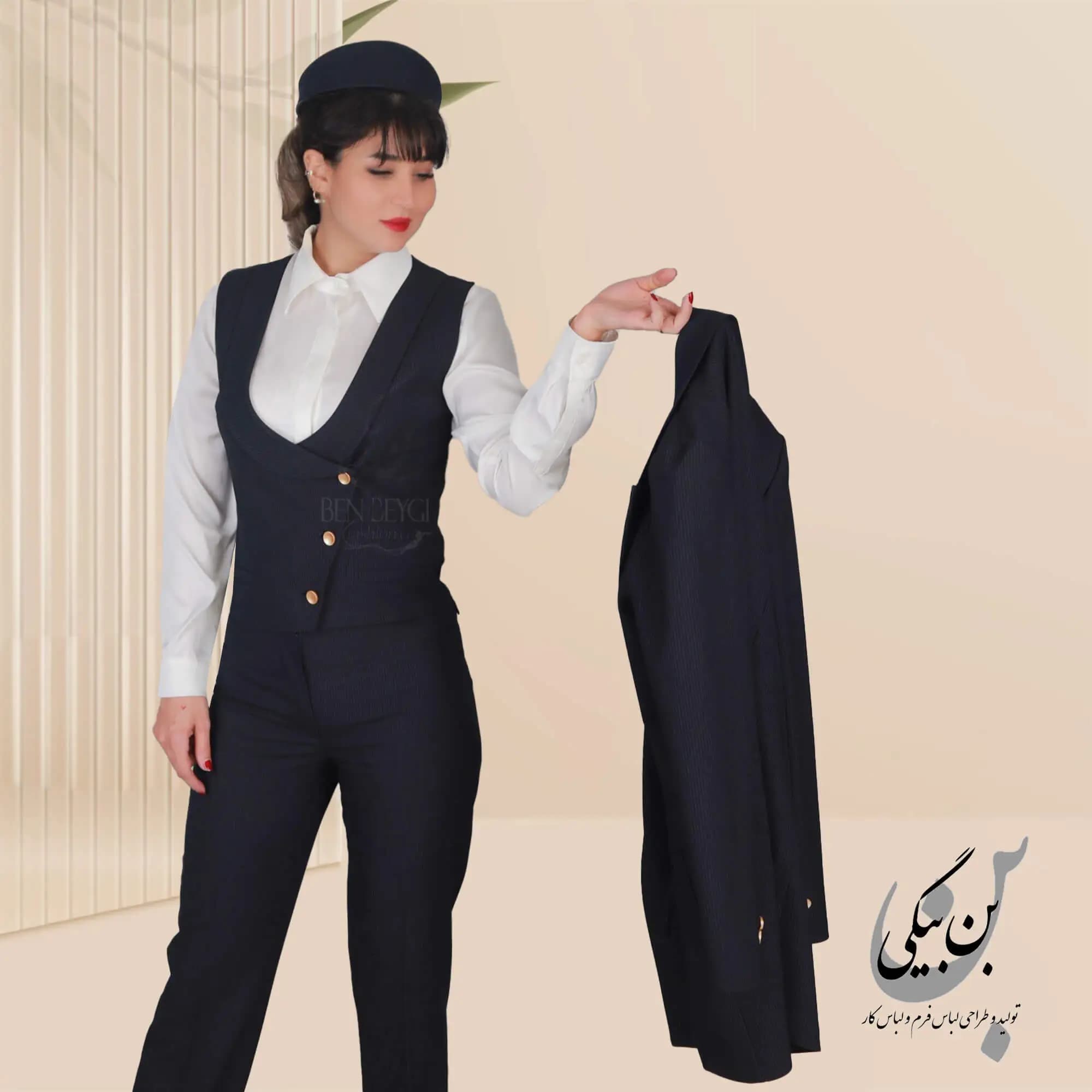 مانتو شلوار اداری سرمهای خط سفید یقه بلیزر به همراه جلیقه پارچه بزیاق طرحدار کد 33665 — تصویر ۳