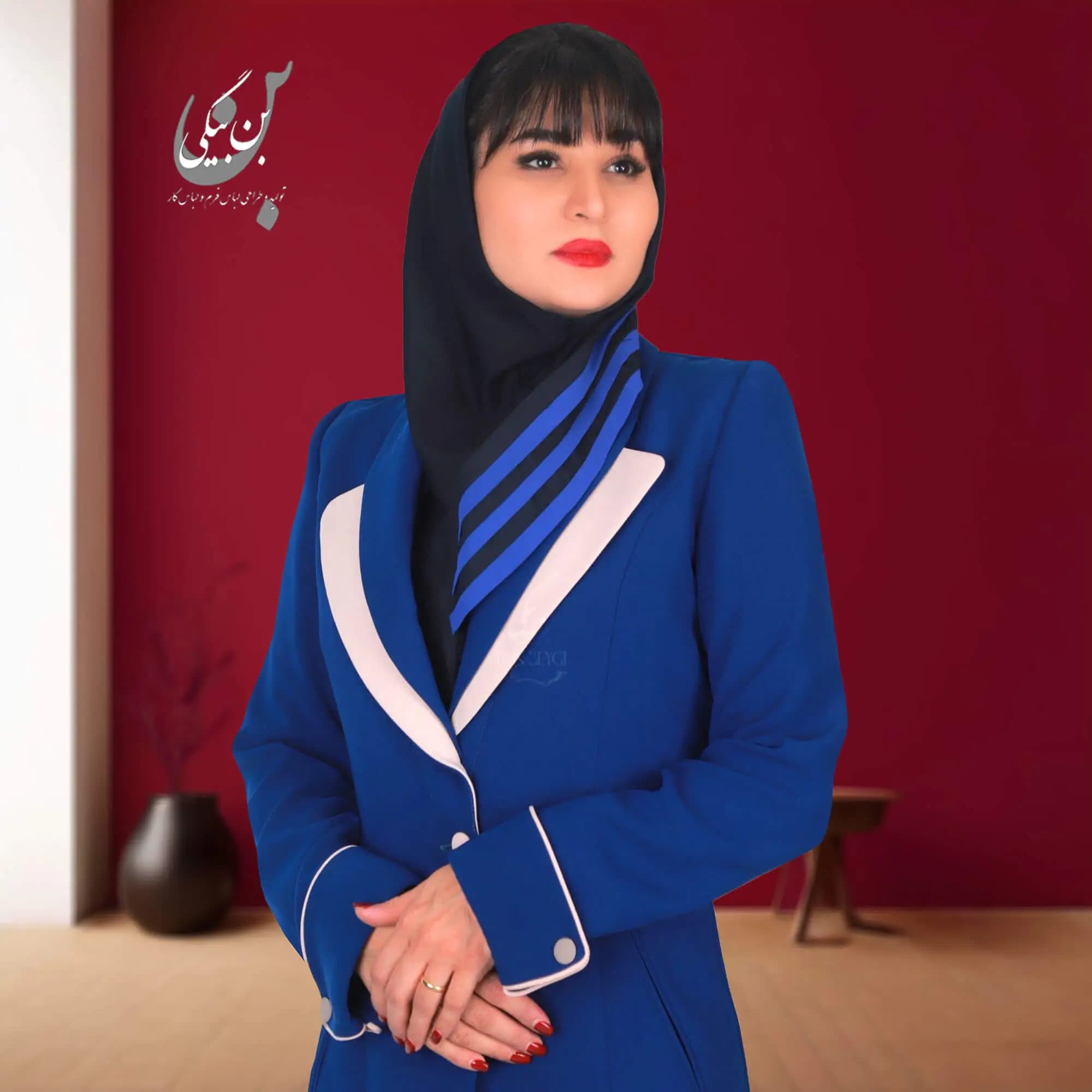 مانتو شلوار اداری سرمه ای خرج کار کرم یقه دابل آرشال تک دکمه پارچه کنزو کد 33660 — تصویر ۳