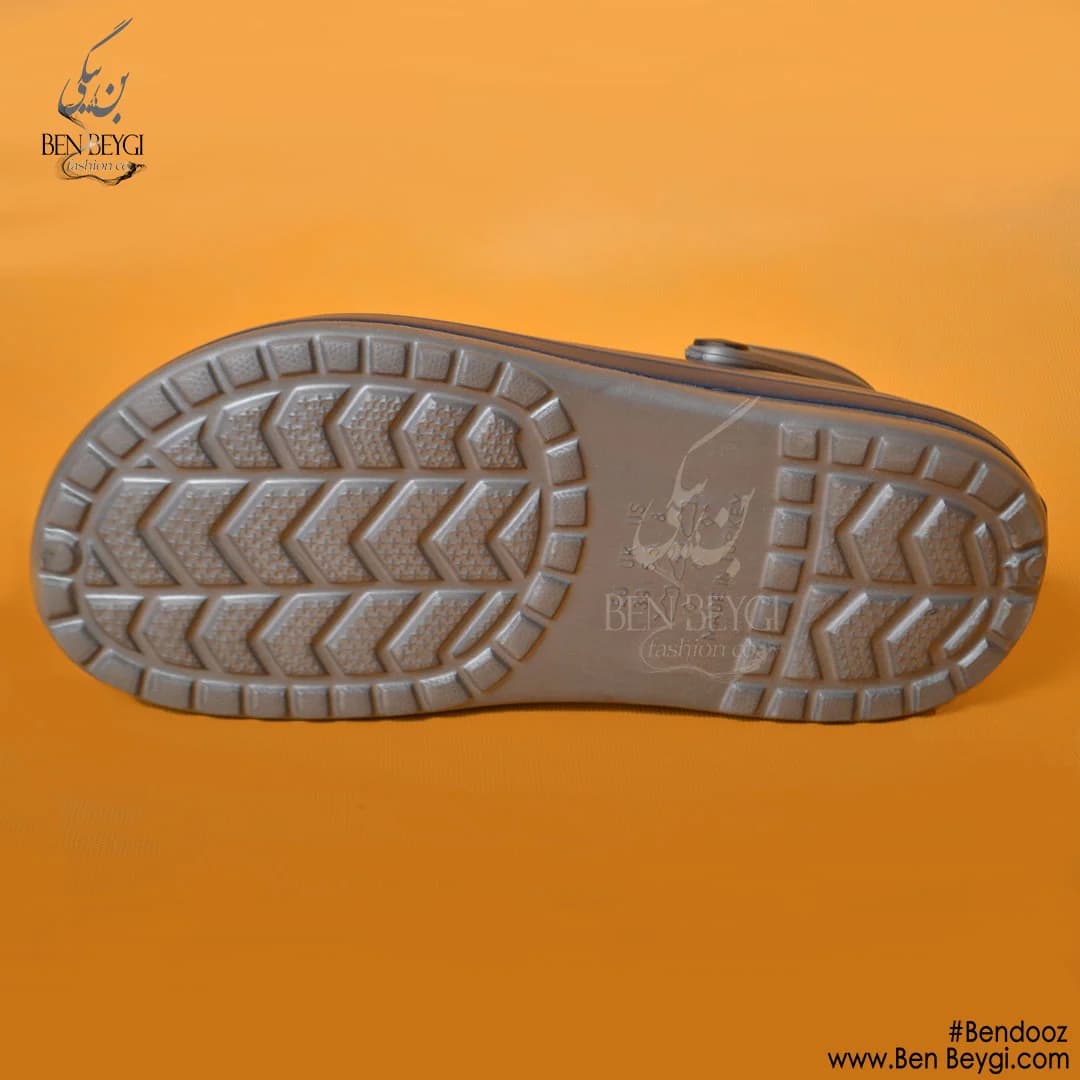 صندل طبی رنگ قهوه ای دور مشکی همراه بند پشت پا ضدآب و ضد لغزش طرح پرستاری و رستورانی کد 21953-SHA — تصویر ۳