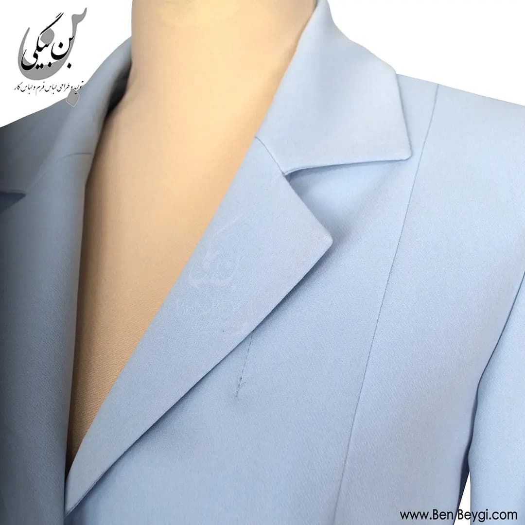 مانتو شلوار اداری تک دکمه آبی روشن یقه انگلیسی پارچه کرپ کنزو کد 33360 — تصویر ۳