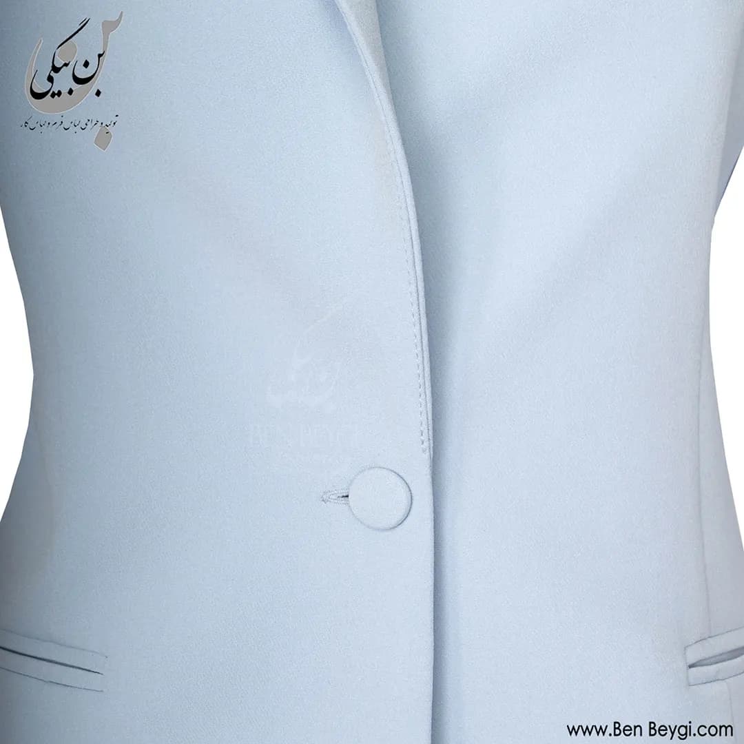 مانتو شلوار اداری تک دکمه آبی روشن یقه انگلیسی پارچه کرپ کنزو کد 33360 — تصویر ۴