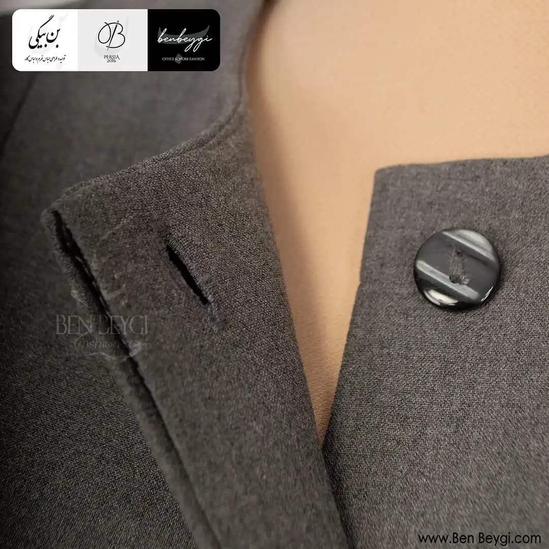 مانتو شلوار اداری طوسی یقه گرد 4 دکمه مخفی پیش دوبل پارچه بزیاق کد 32412 — تصویر ۸