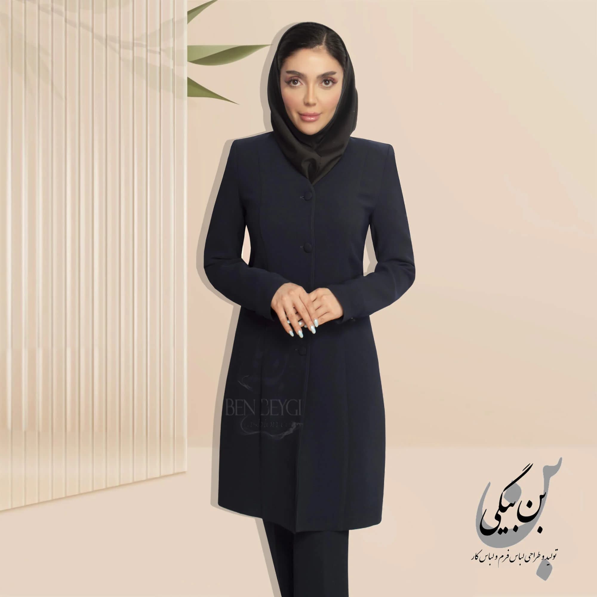 مانتو شلوار اداری سرمه‌ای مغزی‌دوزی یقه هفت 4 دکمه پارچه کرپ کنزو کد 32442 — تصویر ۲