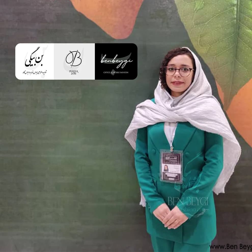 مانتو شلوار اداری سبز یقه انگلیسی قد 85 پارچه کرپ کد 23065 — تصویر ۲