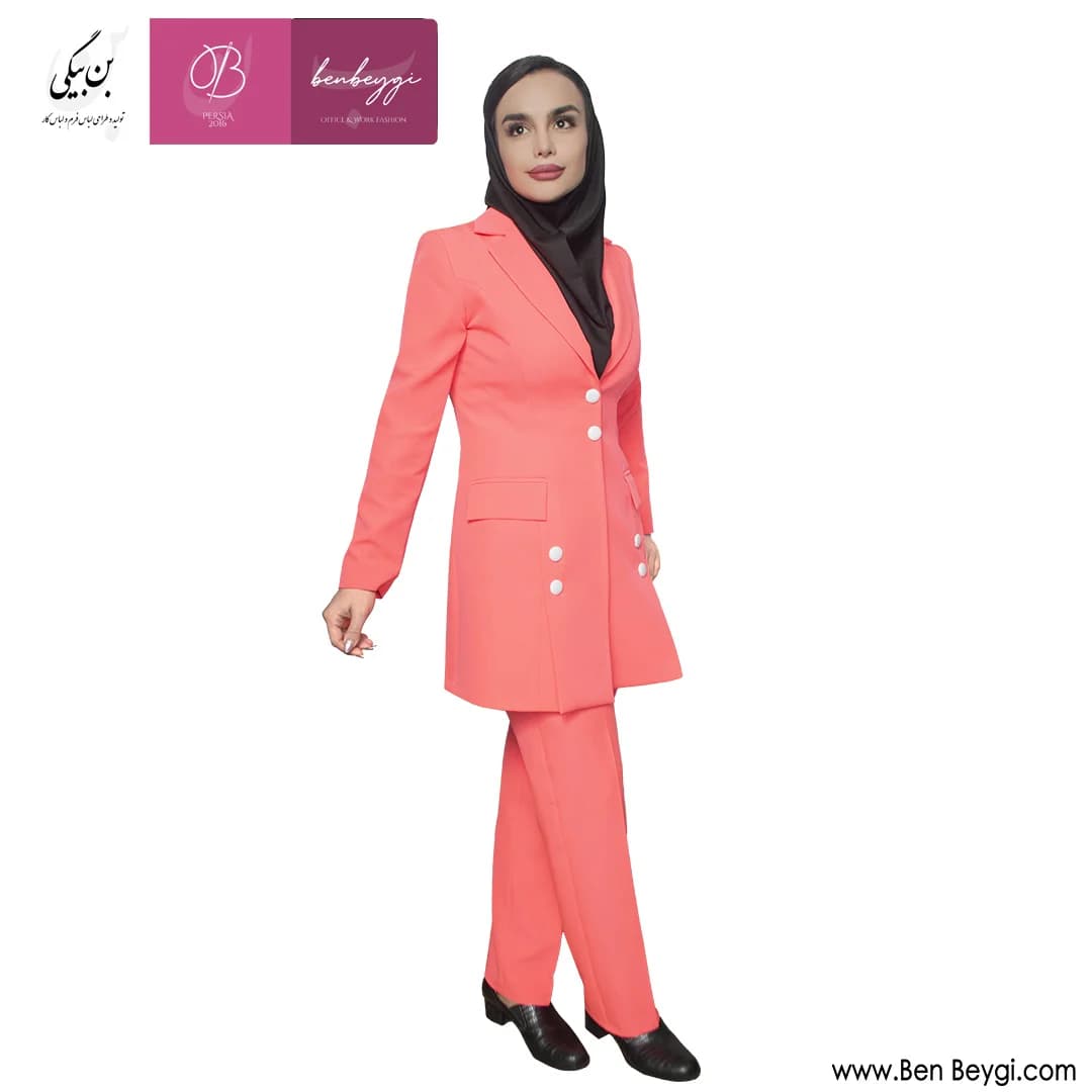 مانتو شلوار اداری صورتی دو دکمه یقه انگلیسی کرپ مازراتی کد 25854 — تصویر ۳