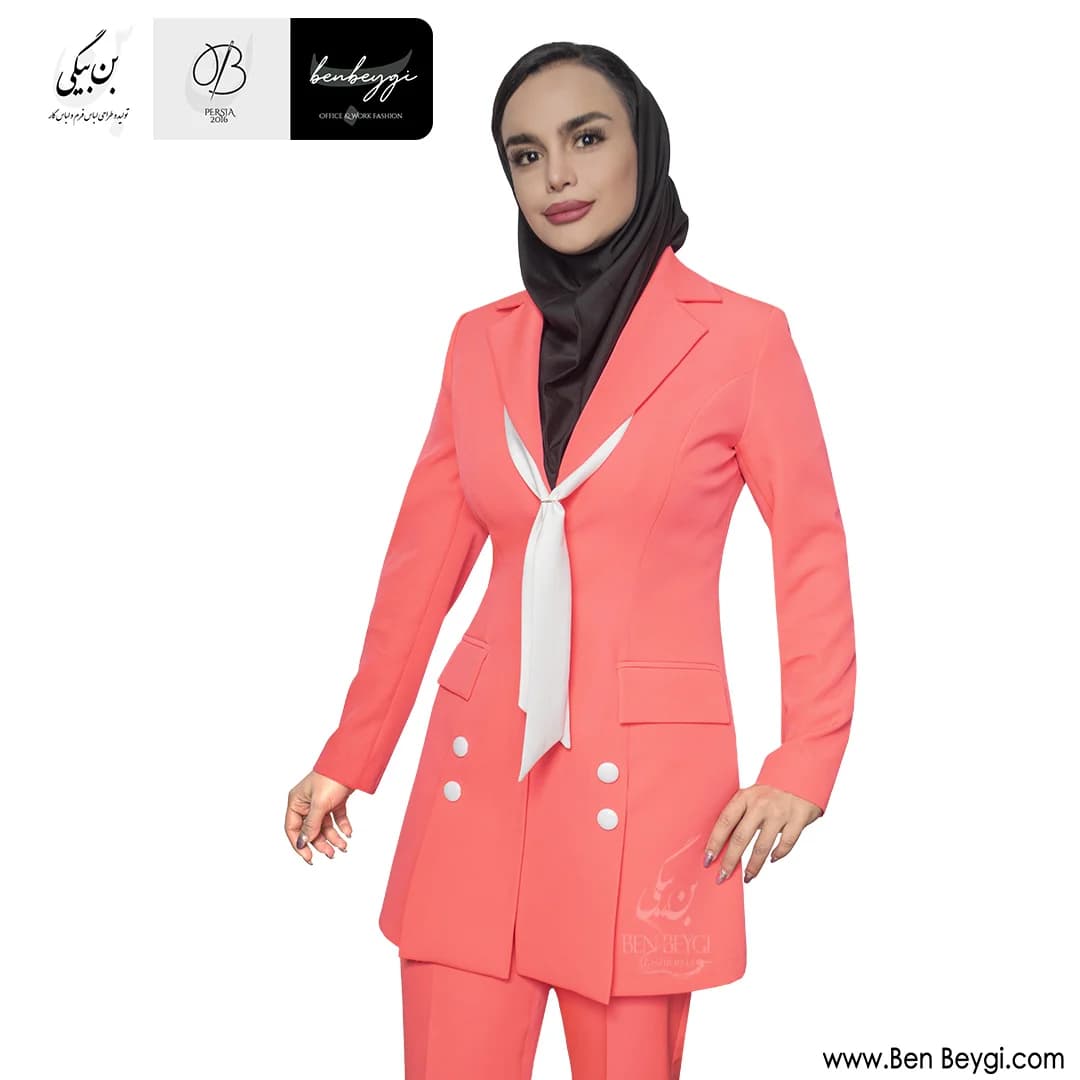 مانتو شلوار اداری صورتی دو دکمه یقه انگلیسی کرپ مازراتی کد 25854 — تصویر ۲