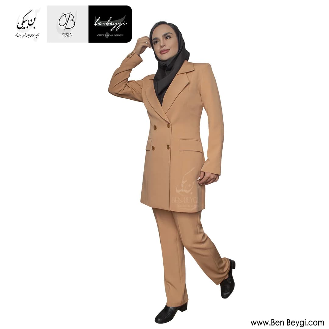مانتو شلوار اداری کرم 4 دکمه یقه انگلیسی دوبل روهمگرد دار پارچه کرپ کنزو کد 25842 — تصویر ۲