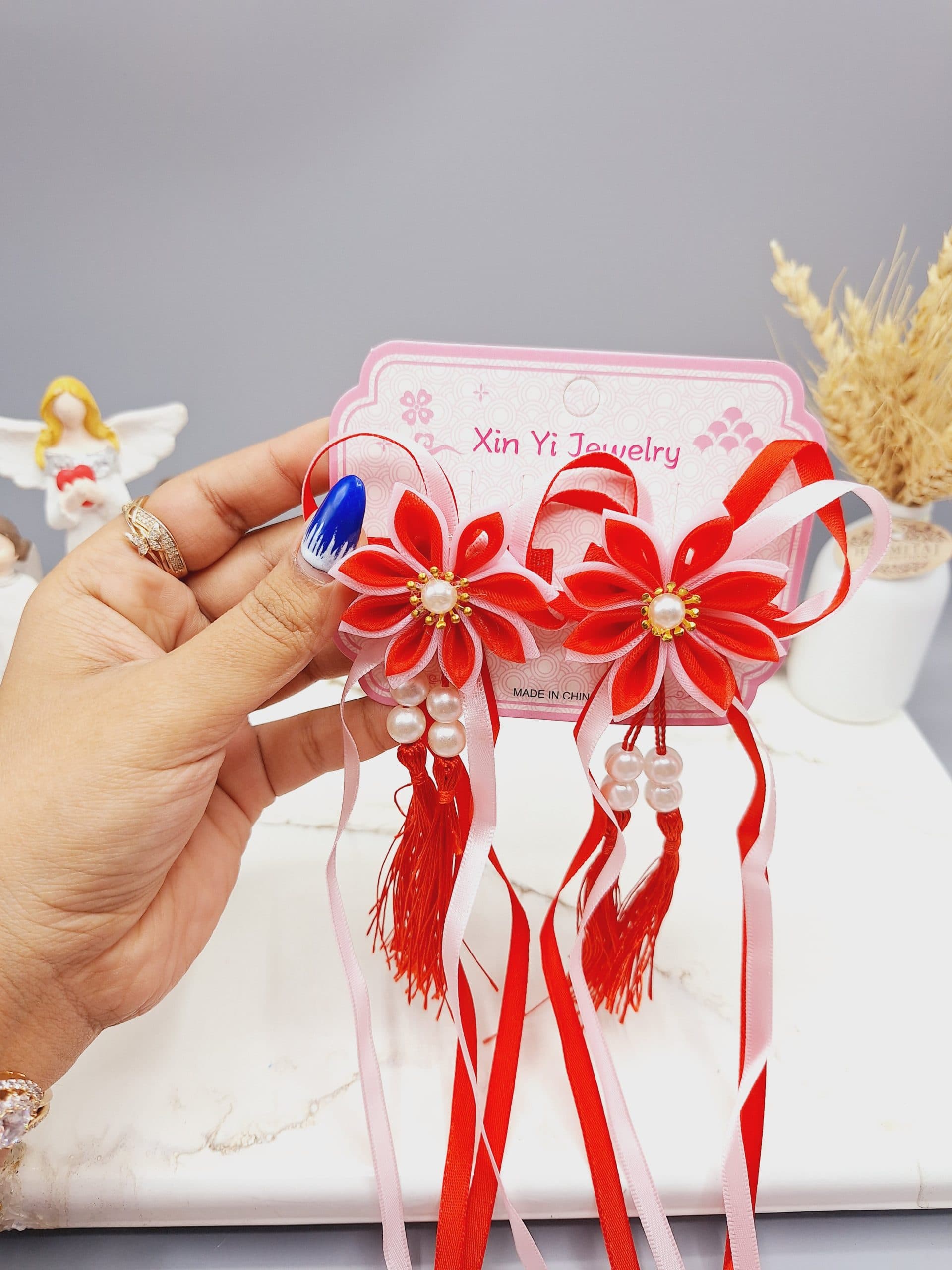 ست 2 تایی گیره مو طرح گل زیبا همراه با آویز نواری و نگین دار — تصویر ۲
