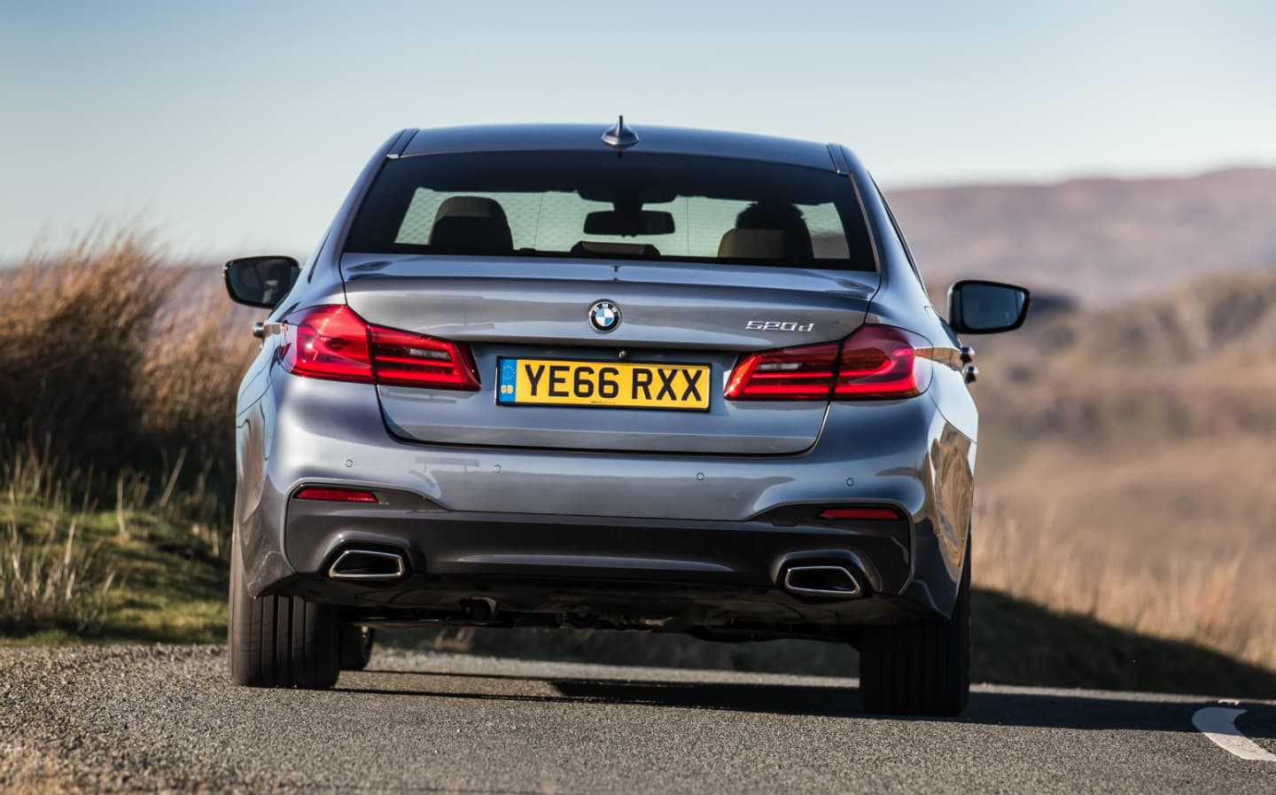 طلق چراغ خطر عقب بی ام و BMW سری 5 کد اتاق جی 30 (G30) مدل 2017 تا 2018 قطعه روی گلگیر — تصویر ۲