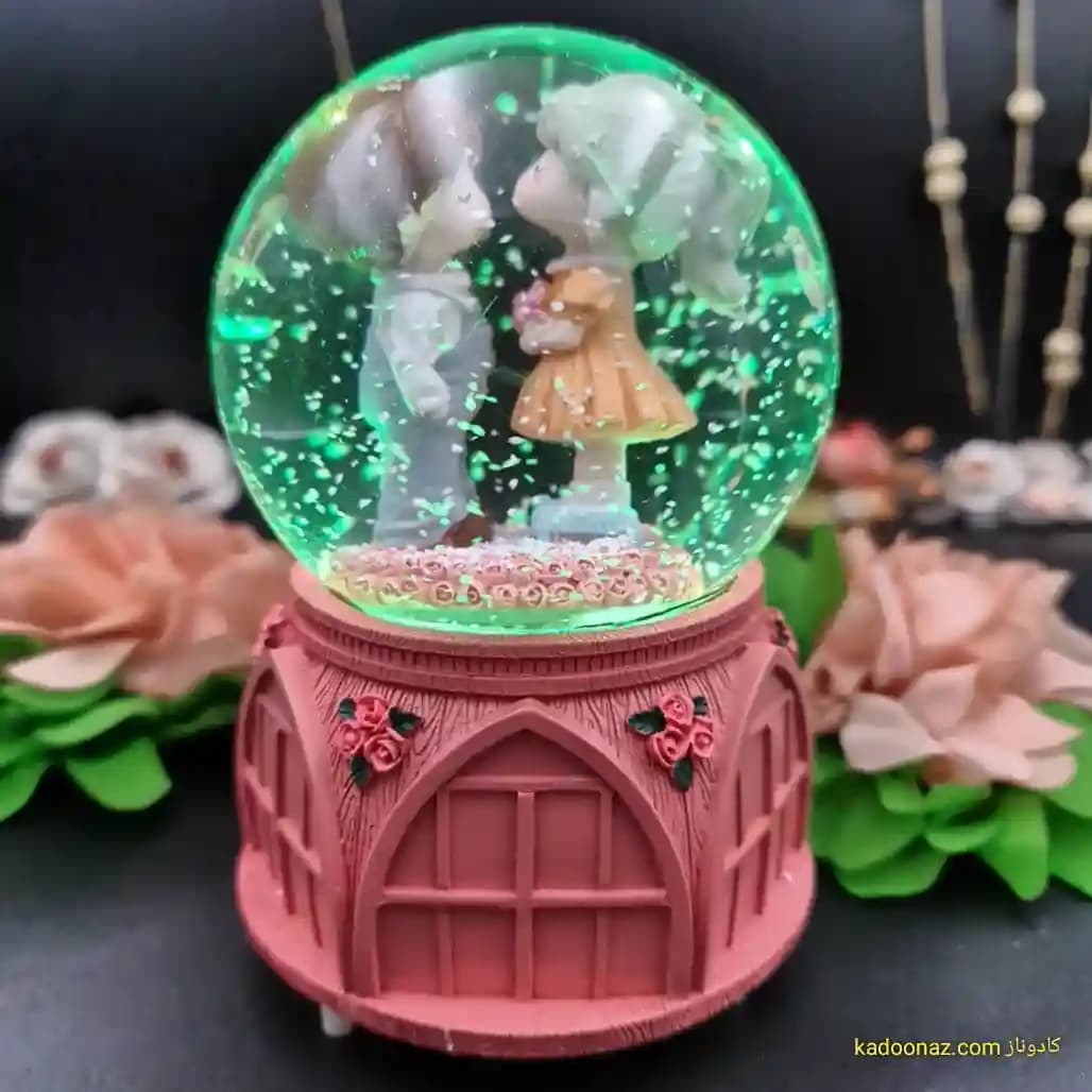 گوی شیشه ای بزرگ موزیکال پمپی برفی با شش طیف نوری طرح دختر و پسر عاشق — تصویر ۸
