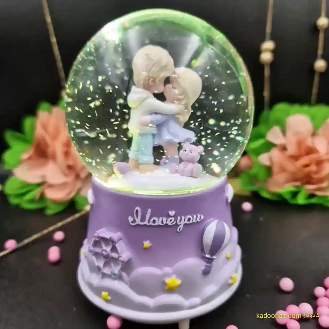 گوی شیشه ای بزرگ موزیکال پمپی برفی با شش طیف نوری طرح دختر و پسر I Love You رنگ یاسی — تصویر ۲