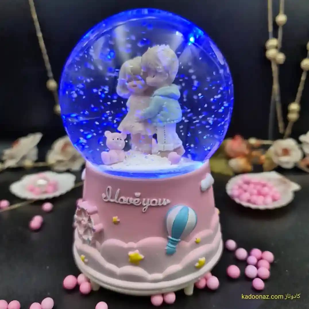 گوی شیشه ای بزرگ موزیکال پمپی برفی با شش طیف نوری طرح I Love You رنگ صورتی — تصویر ۳