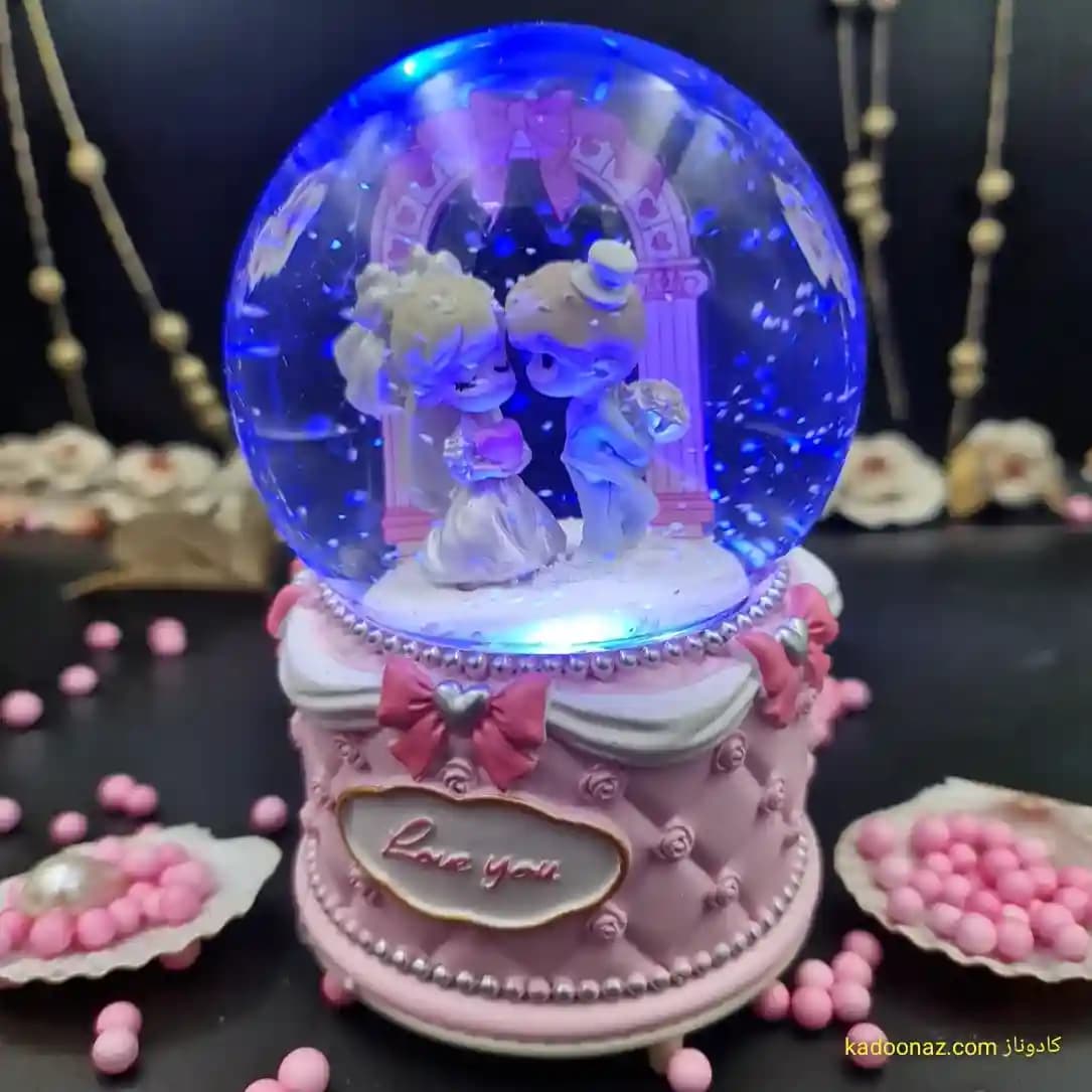 گوی شیشه ای بزرگ موزیکال پمپی برفی با شش طیف نوری طرح دختر و پسر I Love You صورتی — تصویر ۲