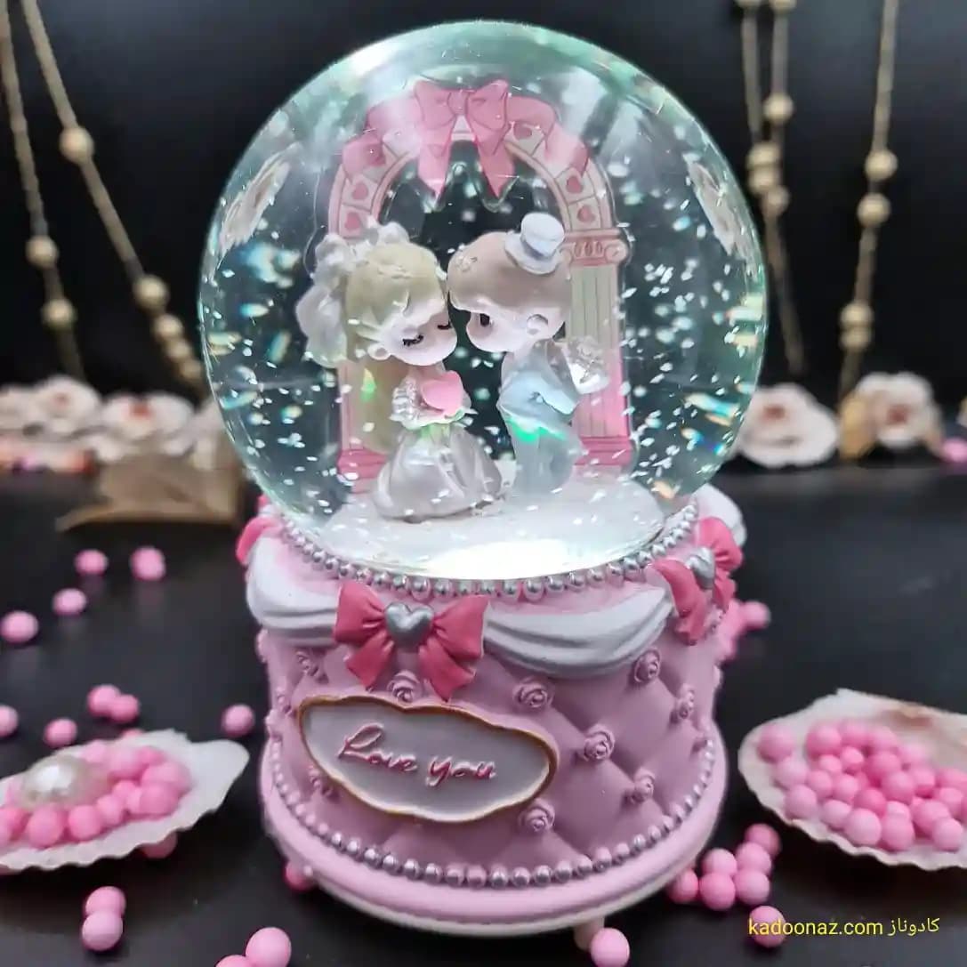 گوی شیشه ای بزرگ موزیکال پمپی برفی با شش طیف نوری طرح دختر و پسر I Love You صورتی — تصویر ۷