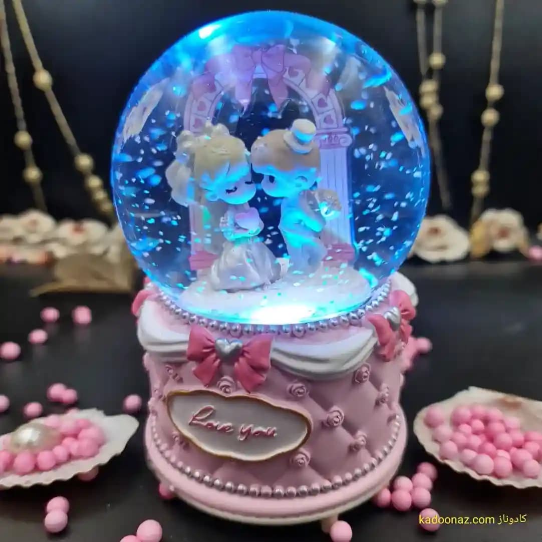 گوی شیشه ای بزرگ موزیکال پمپی برفی با شش طیف نوری طرح دختر و پسر I Love You صورتی — تصویر ۶