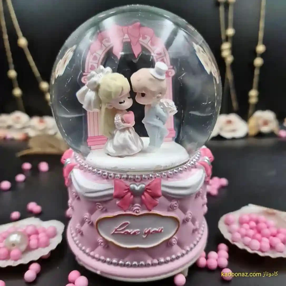 گوی شیشه ای بزرگ موزیکال پمپی برفی با شش طیف نوری طرح دختر و پسر I Love You صورتی — تصویر ۸