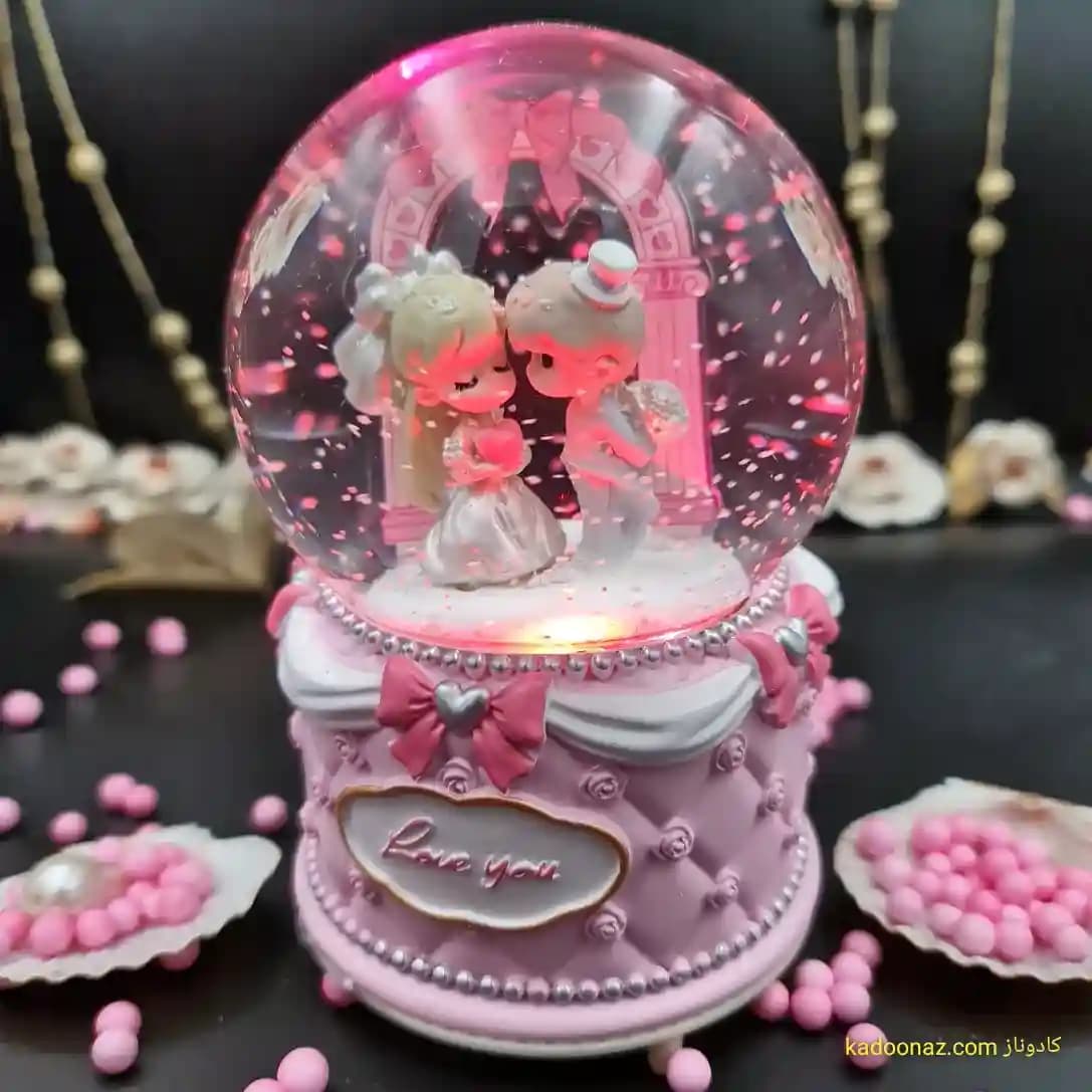 گوی شیشه ای بزرگ موزیکال پمپی برفی با شش طیف نوری طرح دختر و پسر I Love You صورتی — تصویر ۳
