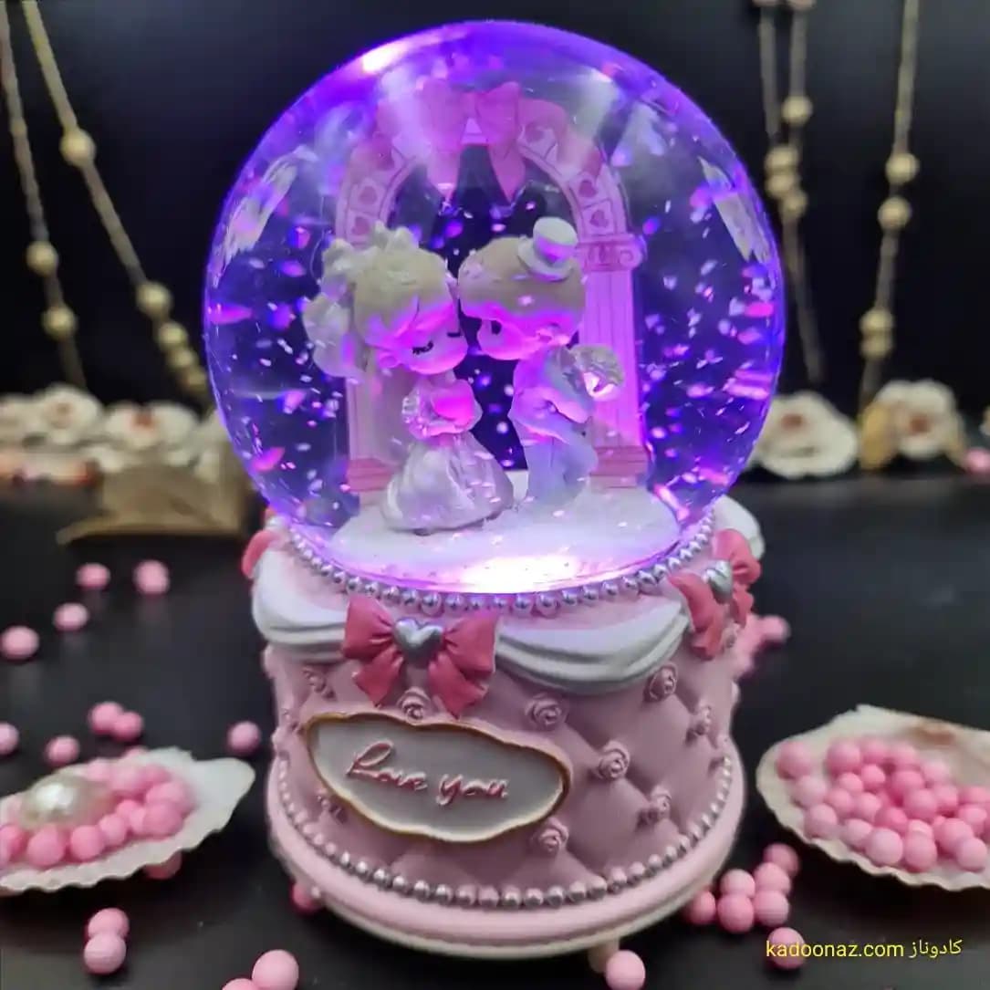 گوی شیشه ای بزرگ موزیکال پمپی برفی با شش طیف نوری طرح دختر و پسر I Love You صورتی — تصویر ۵