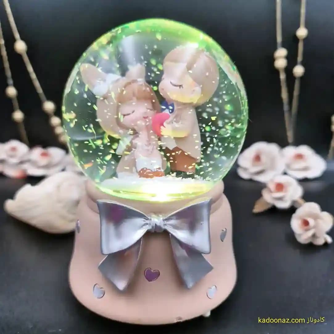 گوی شیشه ای بزرگ موزیکال پمپی برفی با شش طیف نوری طرح دخترک کلاه خرگوشی — تصویر ۶