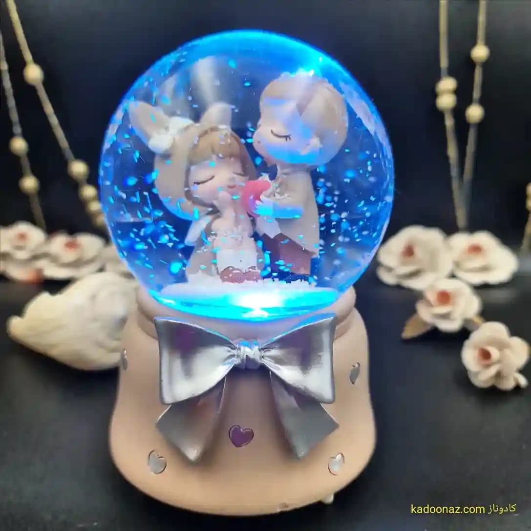 گوی شیشه ای بزرگ موزیکال پمپی برفی با شش طیف نوری طرح دخترک کلاه خرگوشی — تصویر ۸