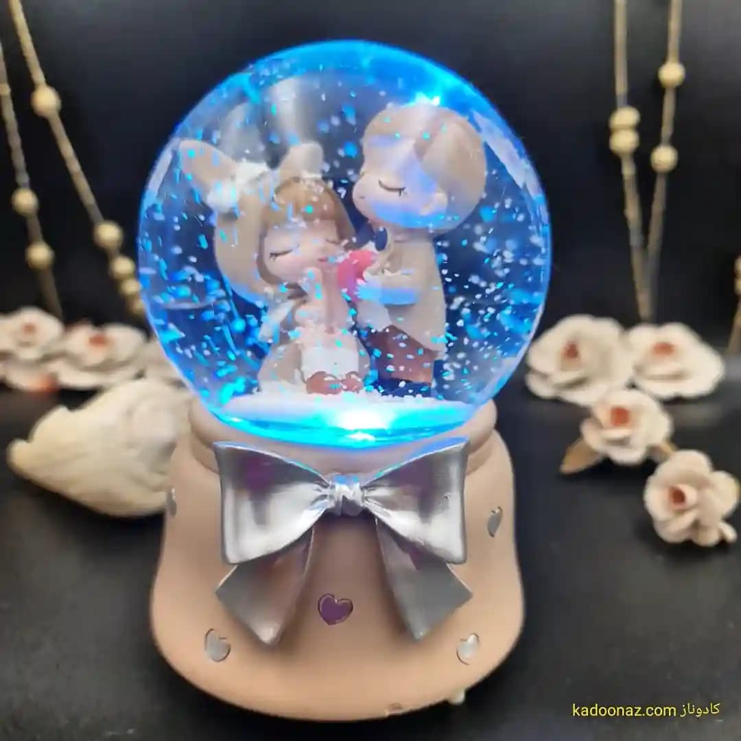 گوی شیشه ای بزرگ موزیکال پمپی برفی با شش طیف نوری طرح دخترک کلاه خرگوشی — تصویر ۳