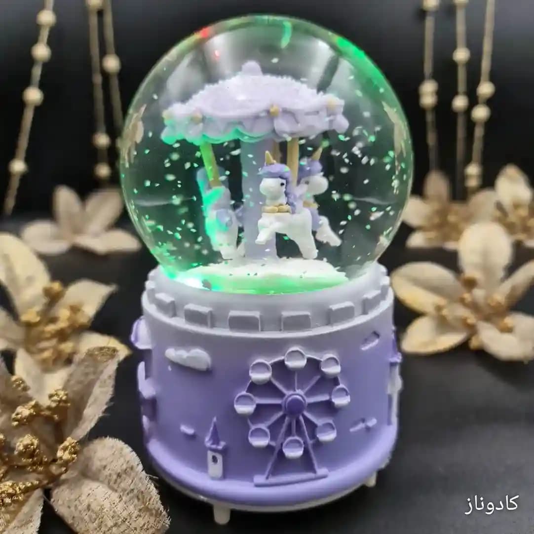 گوی شیشه ای بزرگ موزیکال پمپی برفی با شش طیف نوری طرح سه اسب تک شاخ شهر بازی Happy Time — تصویر ۳