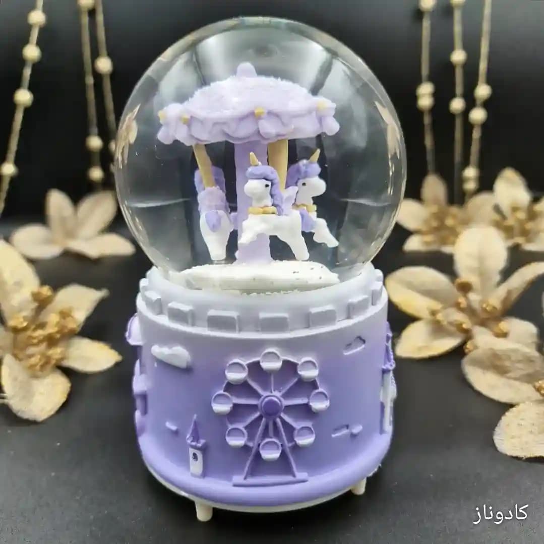 گوی شیشه ای بزرگ موزیکال پمپی برفی با شش طیف نوری طرح سه اسب تک شاخ شهر بازی Happy Time — تصویر ۲
